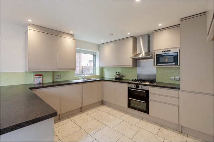 The kitchen with gas hob and double oven